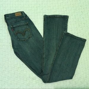 Levis Strauss Curvy Cut 528 Jeans
